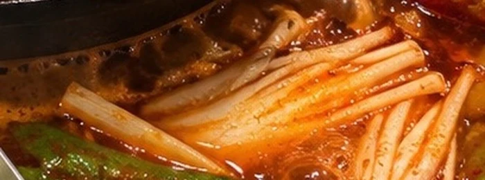 唐辛子の赤い色が映える麻辣スープ