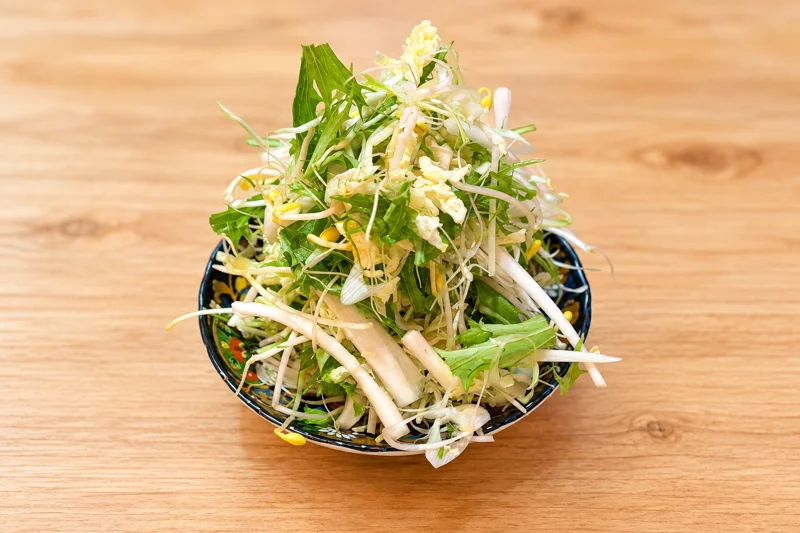 もやしやキャベツなどを山盛りにした野菜盛り
