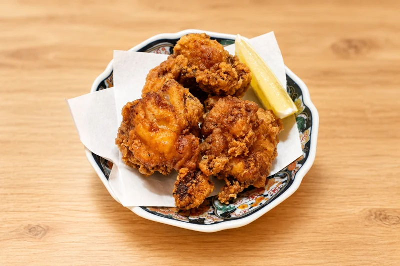 レモンを添えた鶏もものからあげ