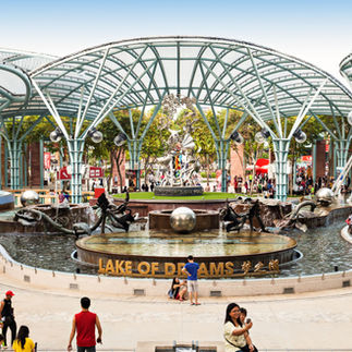 A lots of tourists roaming in Universal studios Singapore