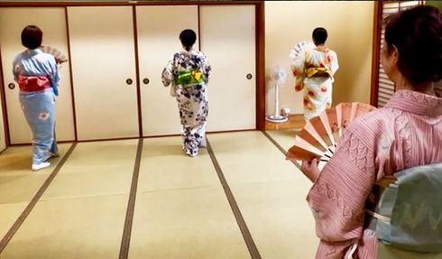 麻華流のお稽古の様子（グループレッスンの生徒さんと師範）