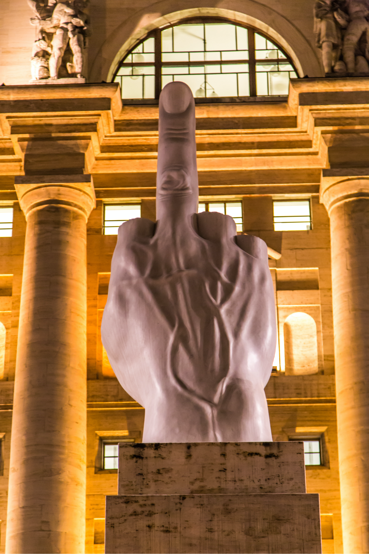 l.o.v.e.-o-il-dito-di-piazza-degli-affari