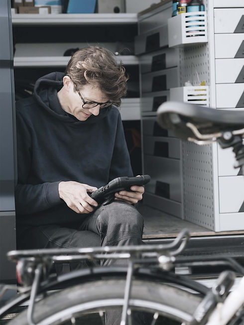 fietsenmaker raadpleegt online planning.jpg