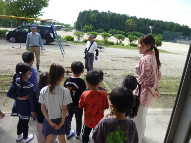 ５月７日　学級園の土づくり