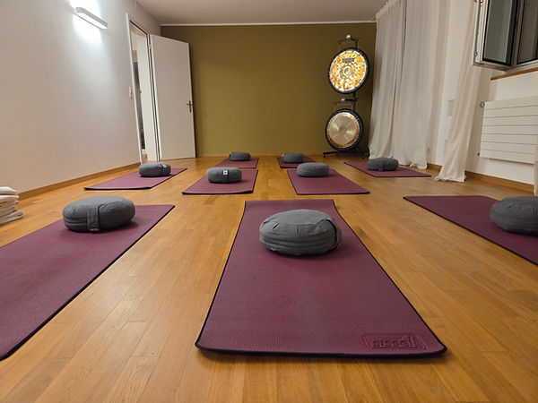 Raum mit Yogamatten und Mediationskissen