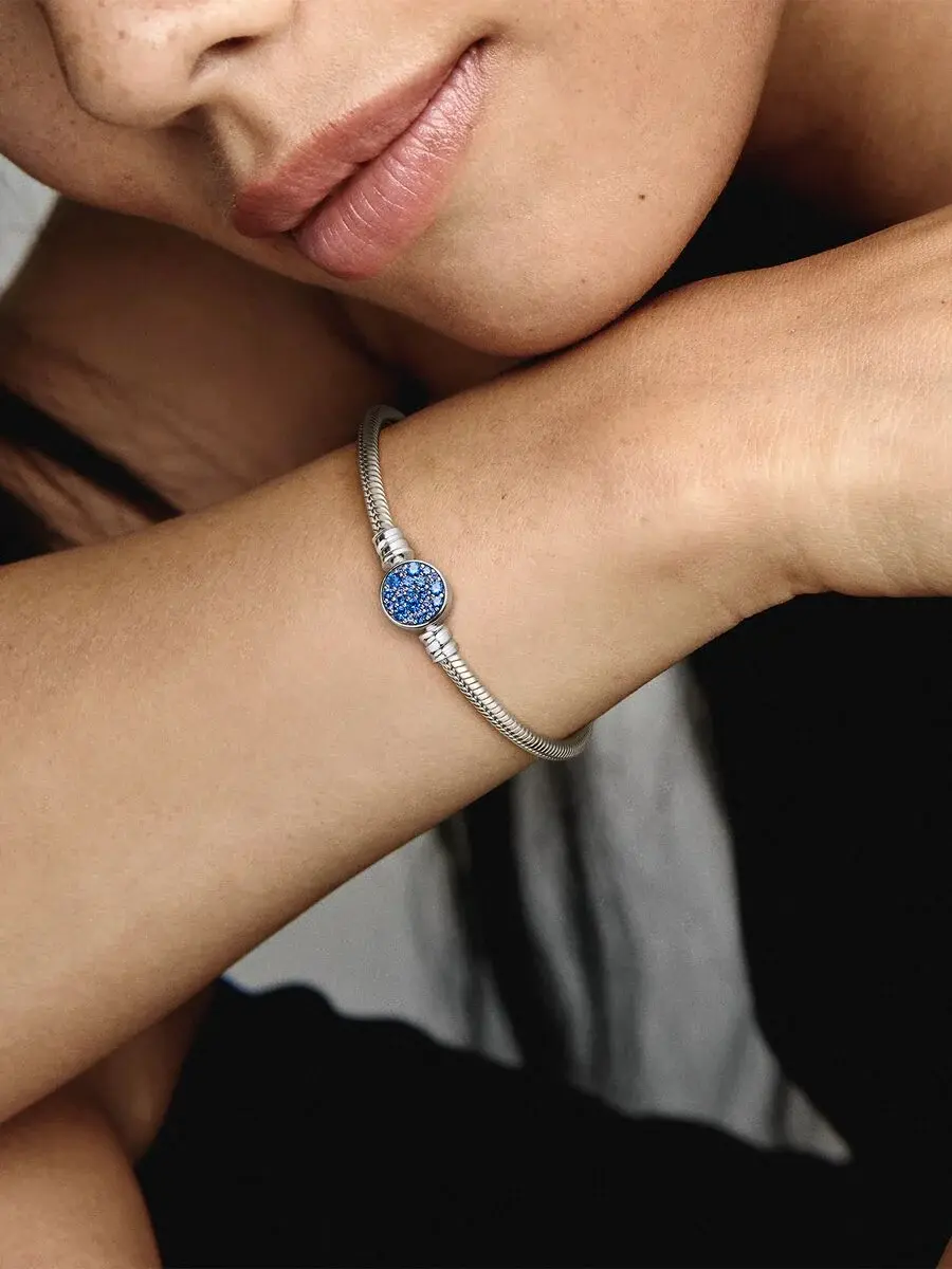 Thumbnail: Pandora Blue CZ Round Clasp Moments Silver Bracelet