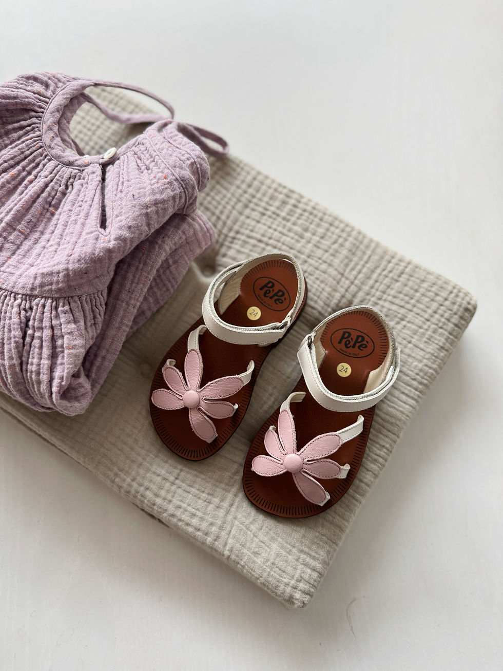 Thumbnail: Flower Sandals, Camelia - Pèpè