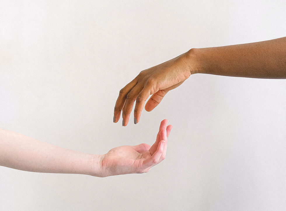 可預測性、節奏與微小的安全感行為。色調溫柔,傳達療癒中的穩定與陪伴。