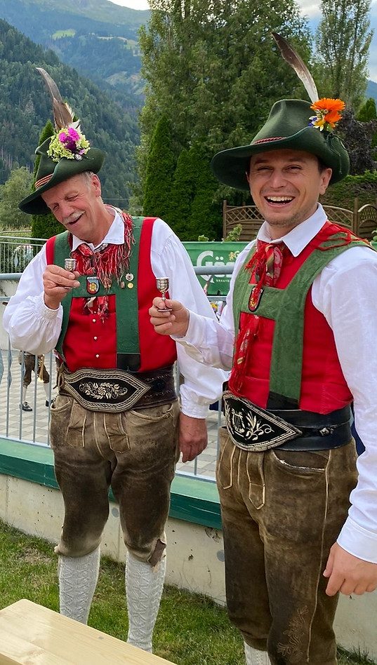 Obmann und Kapellmeister der Kapelle mit Schnaps