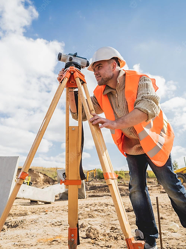 trabalhador-de-topografo-com-equipamento-de-teodolito-no-canteiro-de-obras_179755-17572.we