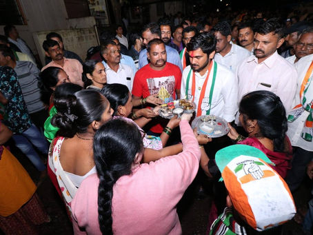 सानेगुरुजी वसाहत आणि नेहरूनगर परिसरात पदयात्रा भर पावसात सुरु होती.