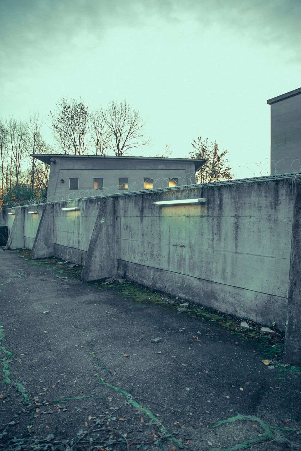 Fashion Film, Set Mauer mit Stacheldraht