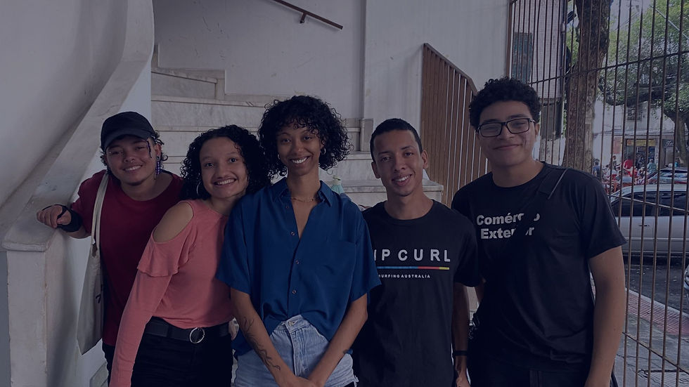 Registro fotográfico da entrevista com a artista Jaíne Muniz, da esquerda para direita: Edward Rodrigues, Ester Matos, Jaíne Muniz, Arthur Nunes e Thiago Choas, Galeria Homero Massena, Vitória. Fotografia: Bruna Rodrigues.