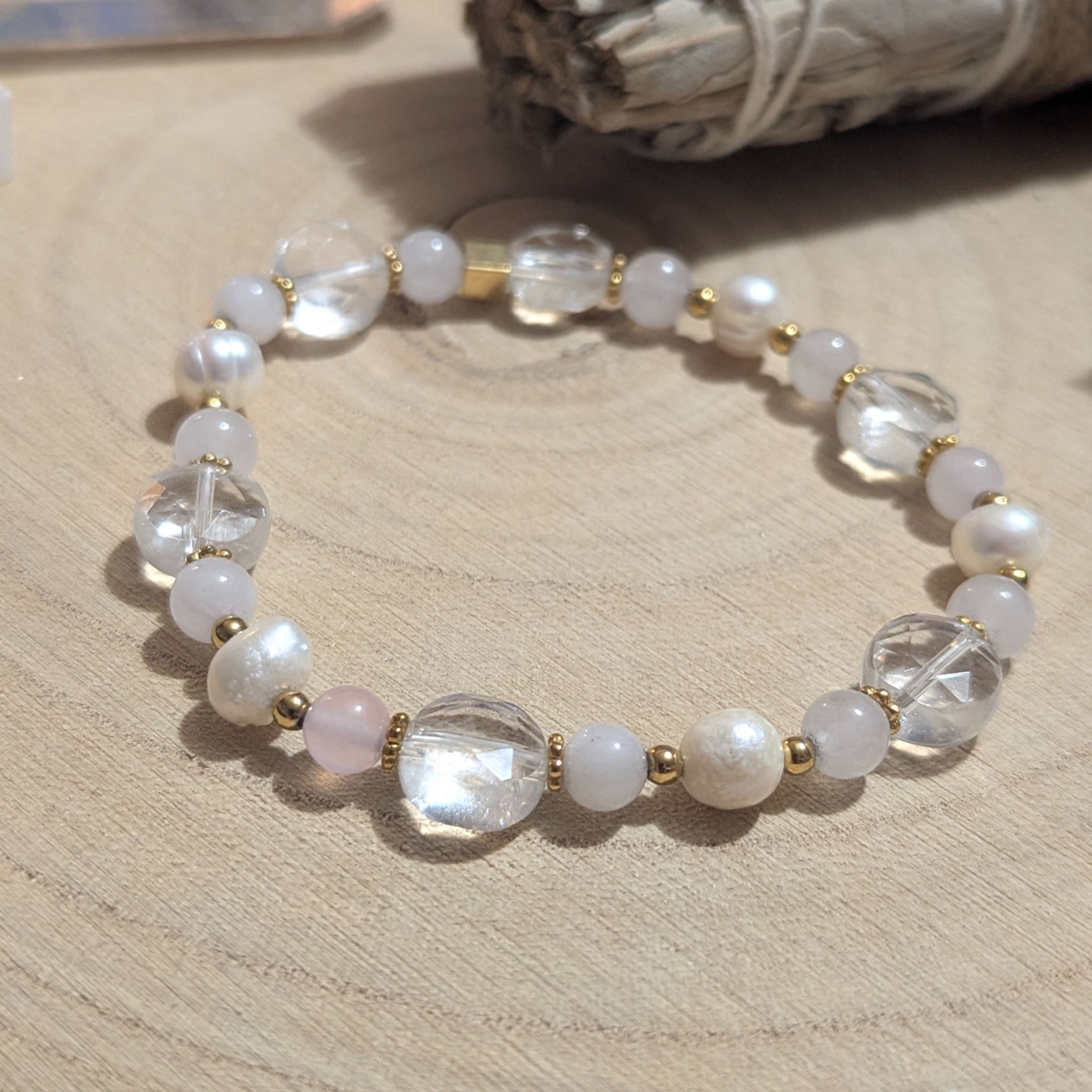 Perłowy Oddech – kryształ górski, kwarc różowy i perła słodkowodna, elegancka bransoletka na drewnie LubaWitch.
