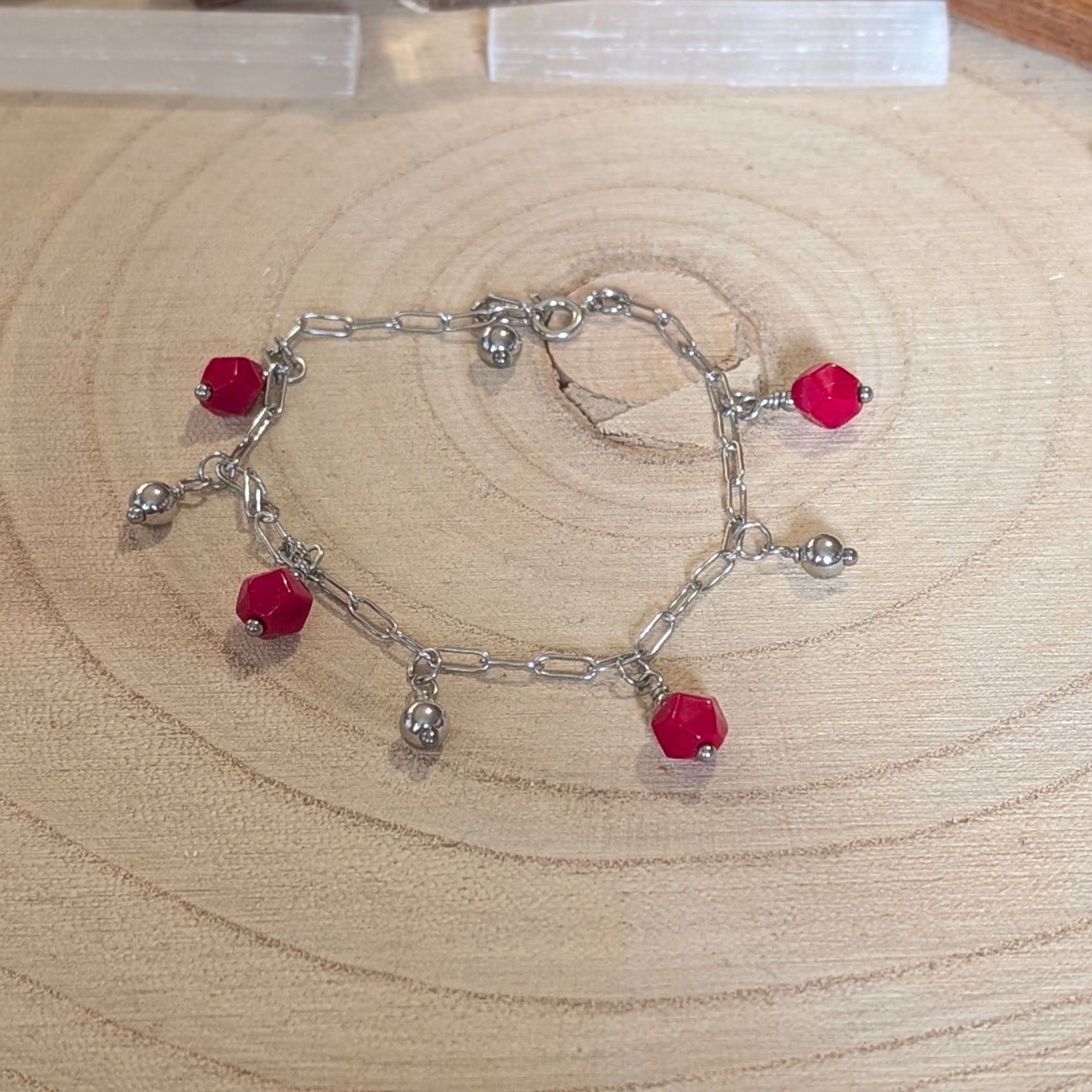 „Ognista Siła” – bransoletka z czerwonego korala