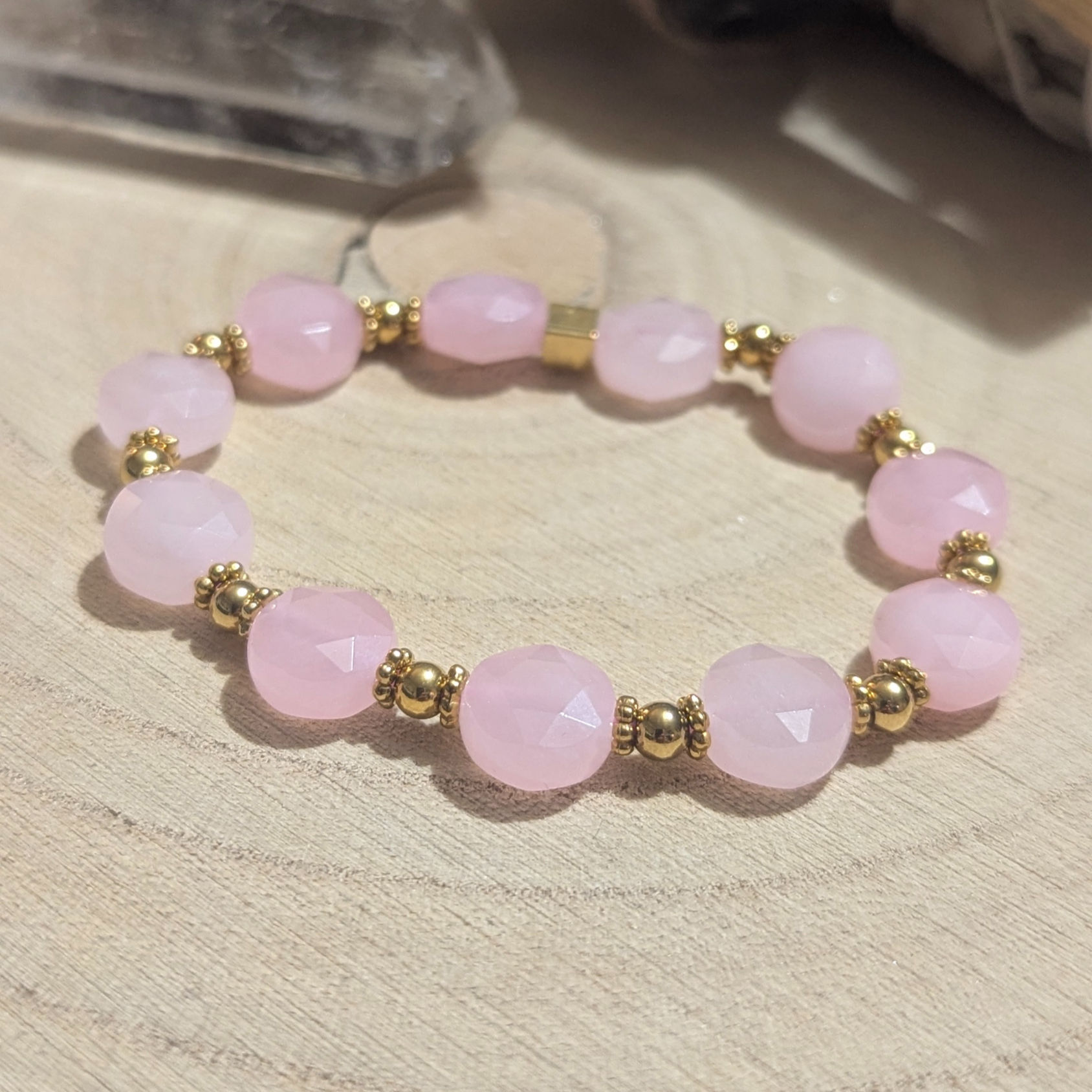 Różowy kwarcowy kryształowy bransoletka; Perłowy Oddech – kryształ górski, kwarc różowy i perła słodkowodna, na drewnie.