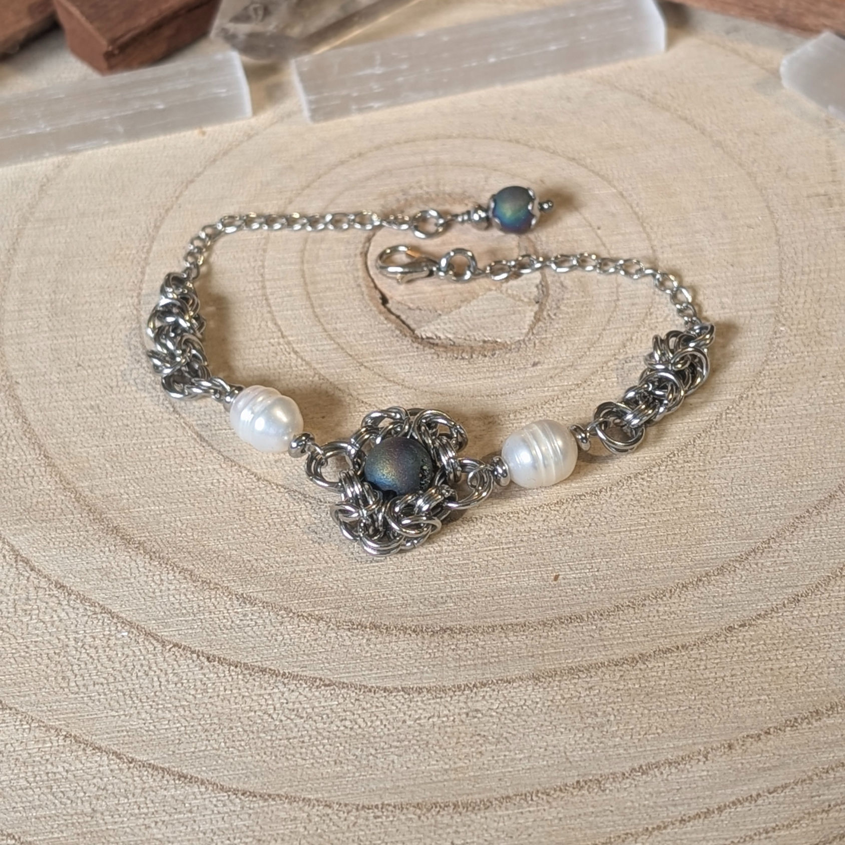 „Tajemnicza Harmonia” – bransoletka z agatu tytanowego i perły słodkowodnej