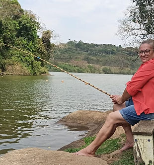 mulher pescando