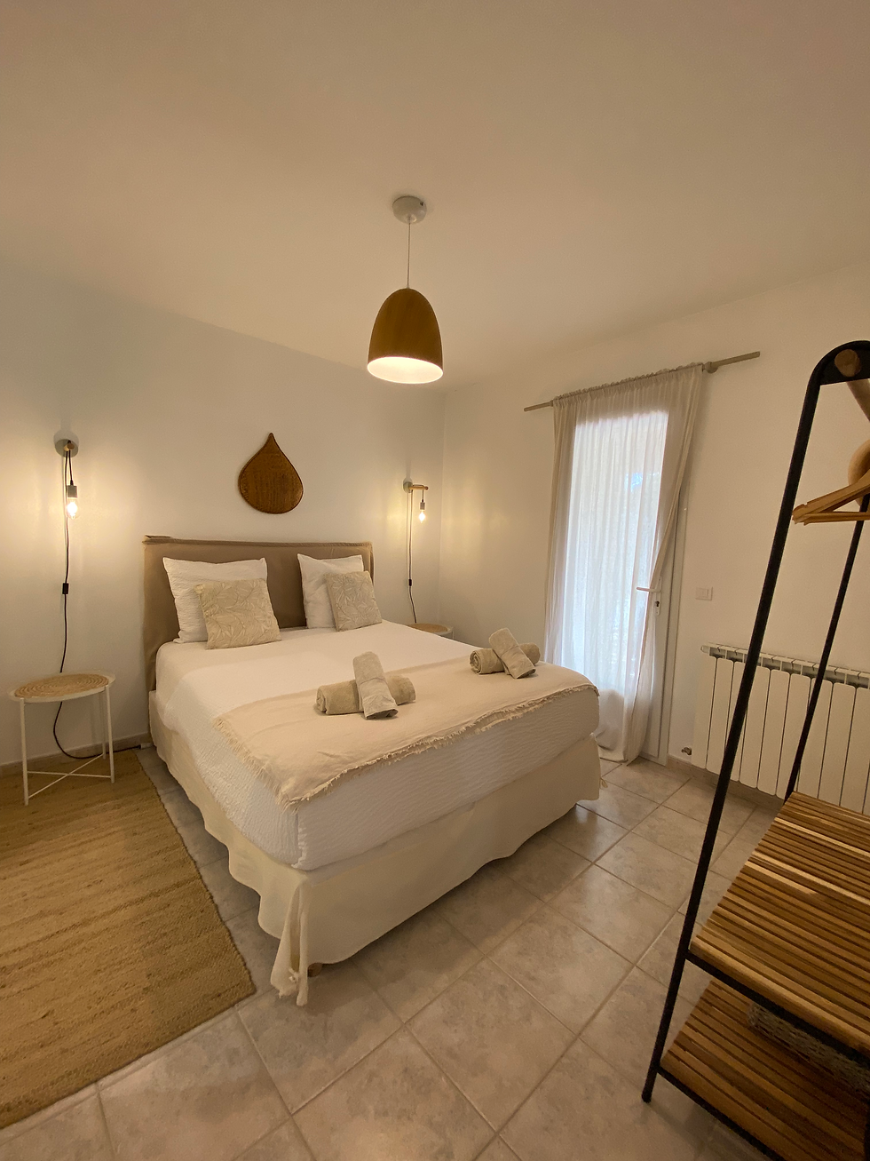 Chambre côté parking, couchage queen size 160 avec salle d'eau privative (lavabo, douche et wc)