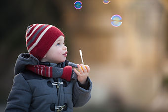 Photo enfant et bulle de savon pour une séance photo de famille dans le Gard et l'herault. Nimes et Montpellier
