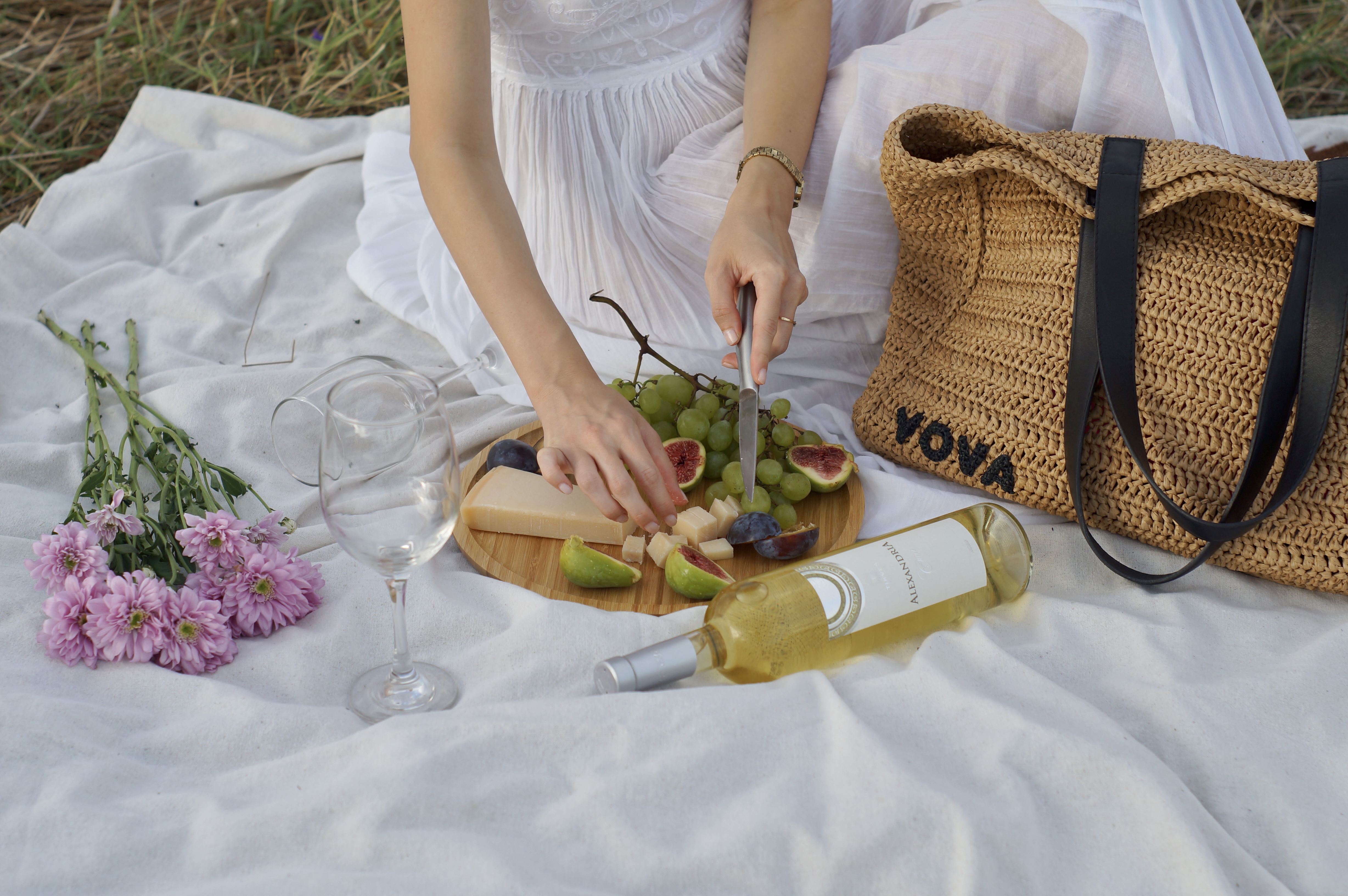 Enjoying picnic in London with a Tikves wine bought online