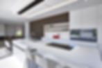 Modern keukenproject in Solid Surface met wit kookeiland