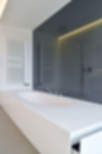 Modern badkamer project in Solid Surface met witte wastafel