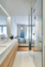 Solid Surface wastafel in een moderne slaapkamer realisatie