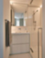 Moderne badkamer realisatie in Solid Surface met inloopdouche