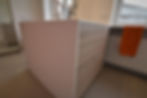 Keukeneiland project in Solid Surface met houten kasten.