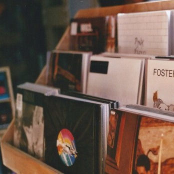 Стоящие на полке книги на английском создают винтажную атмосферу