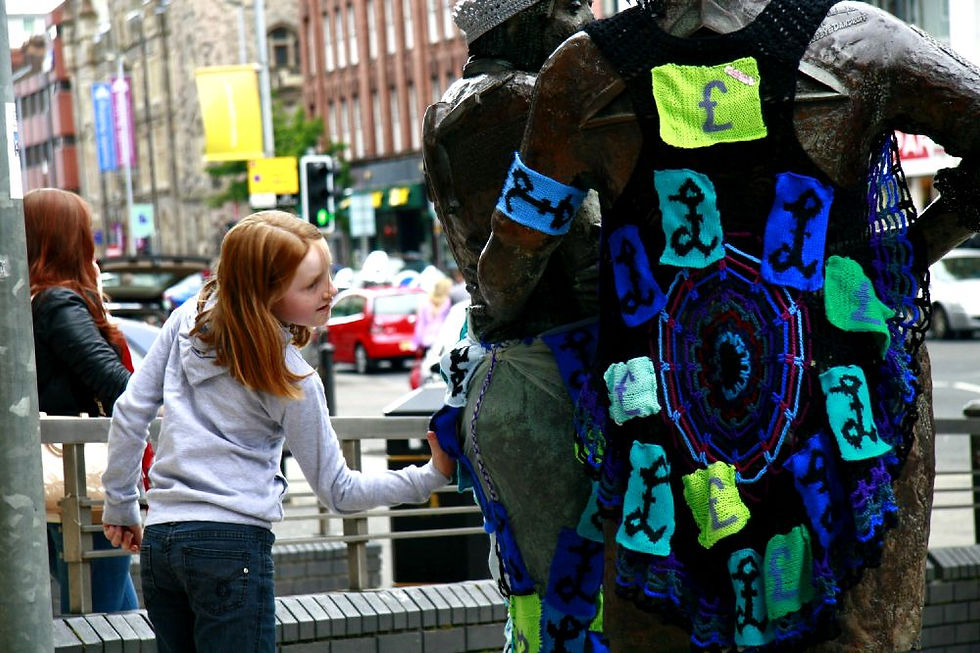 Yarn bombing Working Women 354