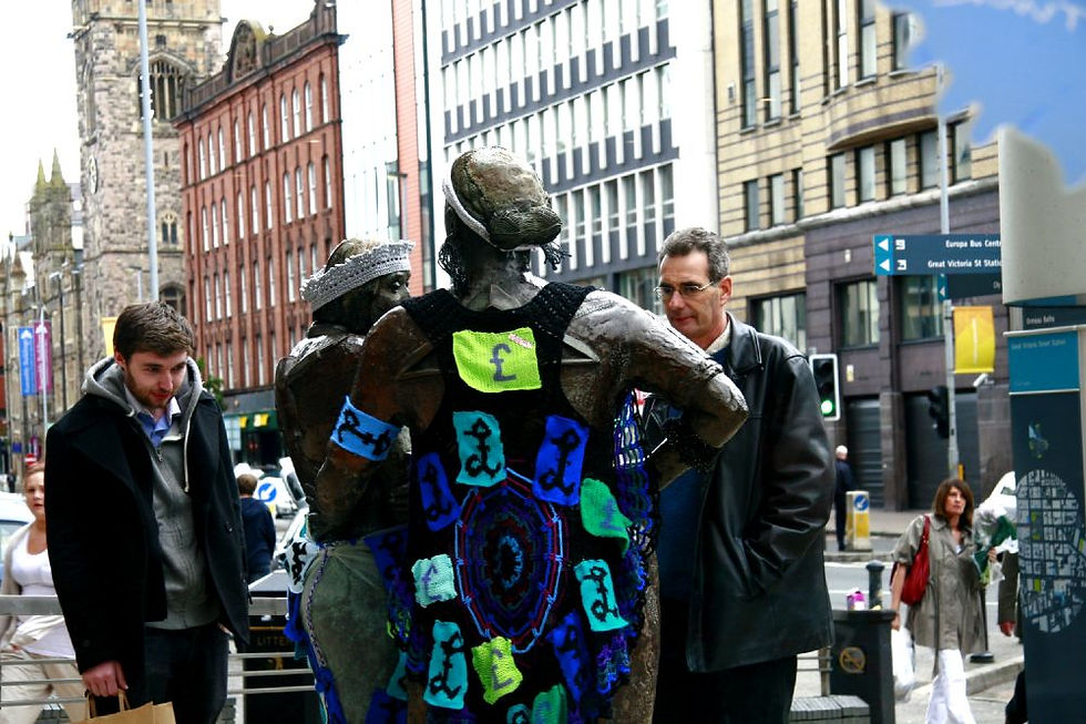 Yarn bombing Working Women 342