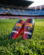 Espinilleras FC Barcelona escudo oficial sobre césped