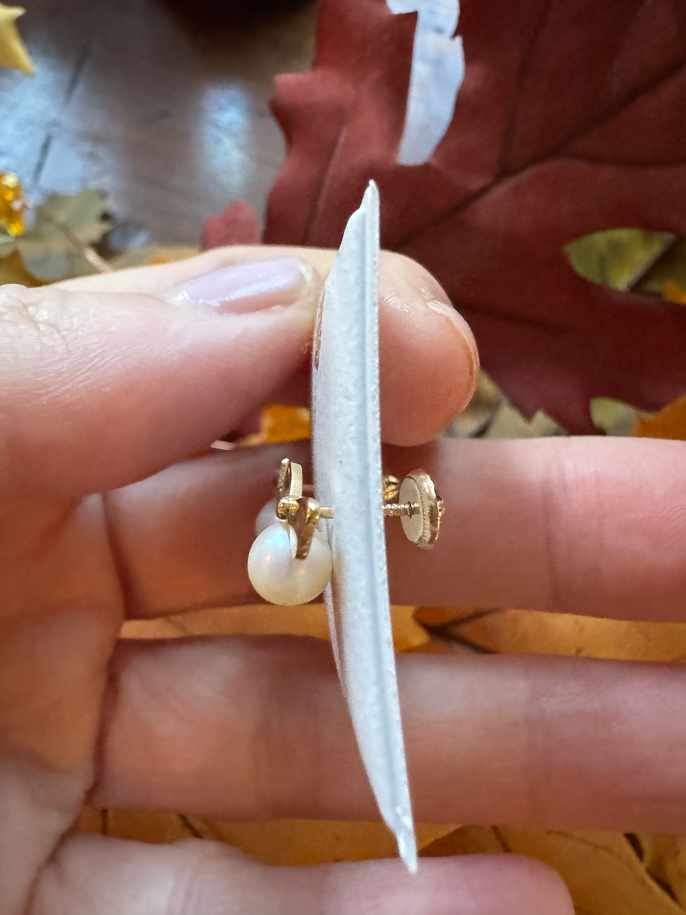 Thumbnail: Bow with pearl earrings 