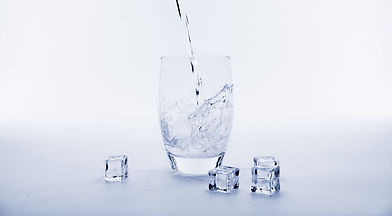 verre d'eau et glaçons
