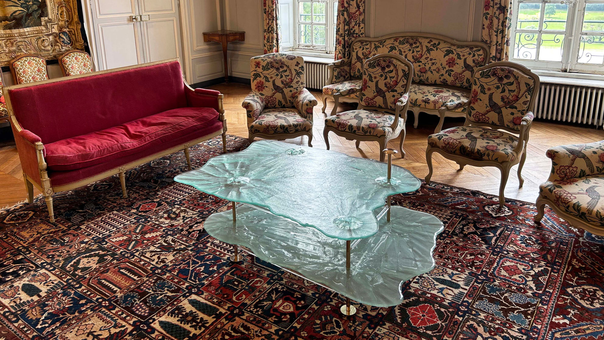 Table basse luxueuse en verre et en bronze.
Luxurious glass and bronze coffee table