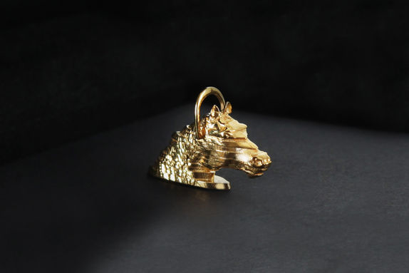 Disponible avec sa chaine et son écrin signé : 
229€ TTC 

Available with its chain in its signed case.
229€ including tax