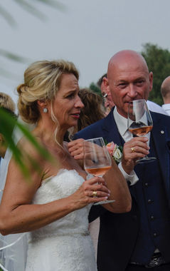 Spontane bruidsfotografie van bruidspaar op hun trouwdag in Limburg-bruidsfotograaf Jack de vries 