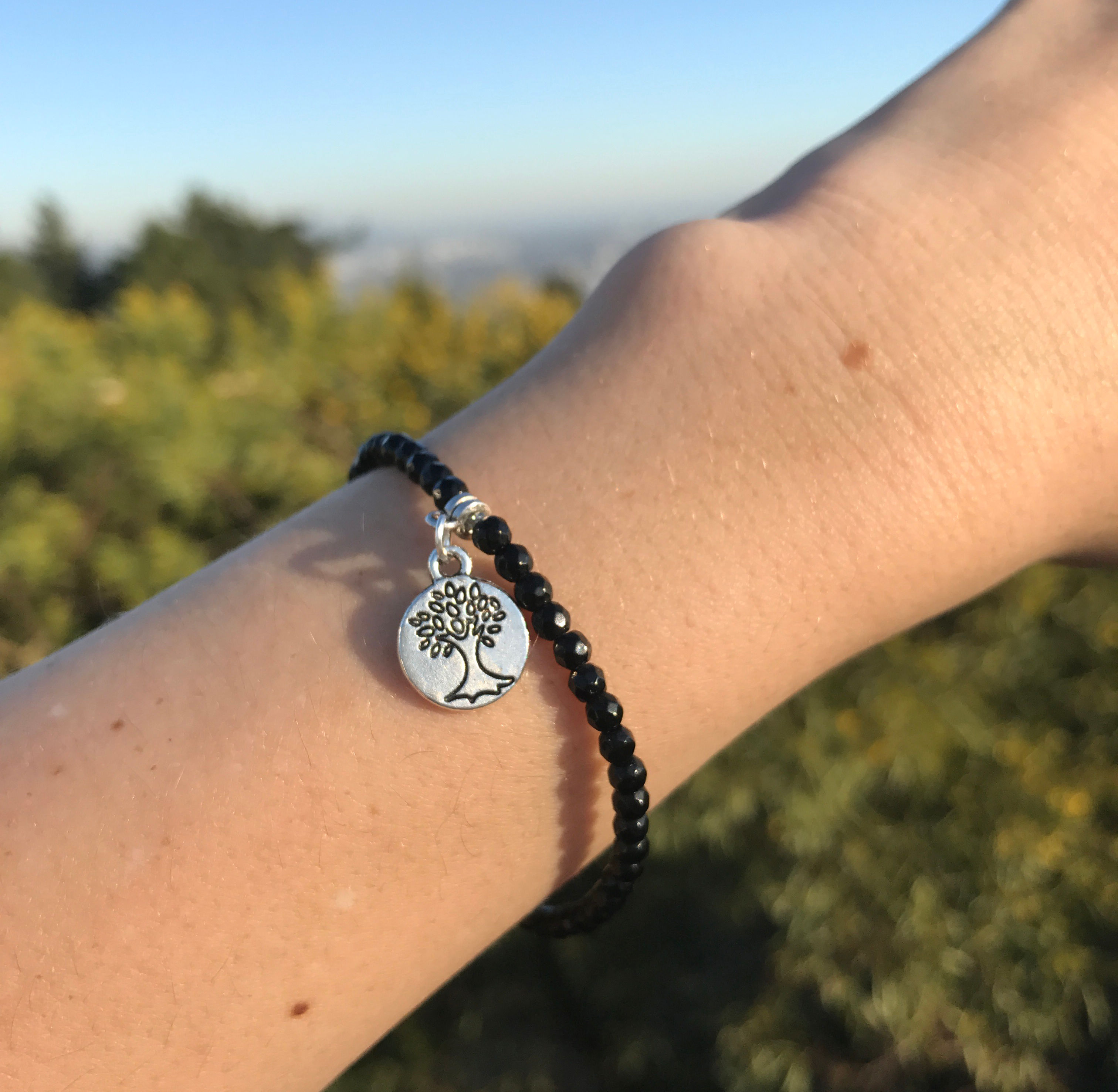 Pulsera de piedras facetadas en Onix (Dije a elección)