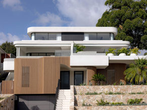 Doğayla iç içe, kavisli hatlarıyla dikkat çeken Flying Fox House, Avustralya kıyılarında modernizmin yumuşak bir yorumu gibi yükseliyor.