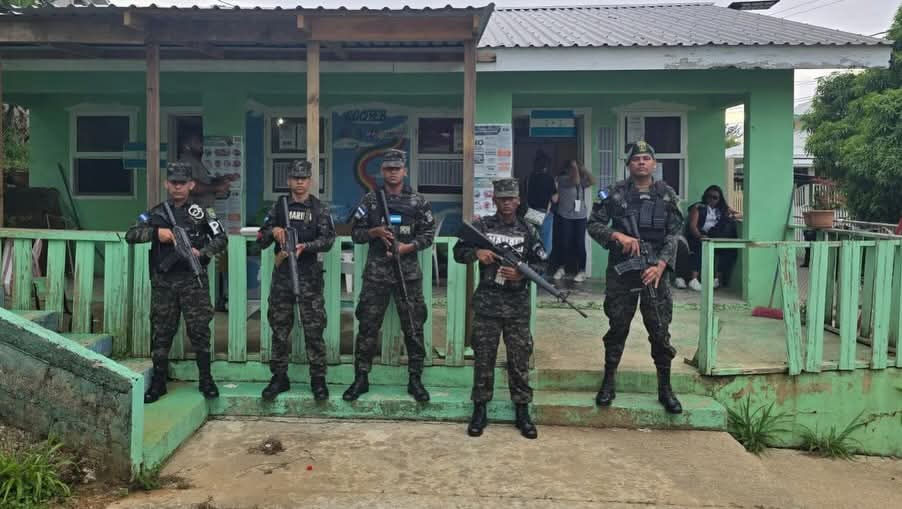 FF.AA. resguarda centros de votación en Elecciones Especiales en Guanaja
