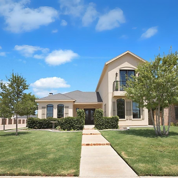 Captivating 3-bedroom, 3-bathroom home in Oakmont Estates, Lubbock, TX. Listed by top Lubbock and West Texas real estate agent, Lainie Eilenberger. Elegant design, spacious interiors, and picturesque courtyard. Ideal for those seeking a luxurious lifestyle in Lubbock. Explore now! #LubbockRealEstateAgents