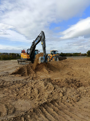 Bagger beim Aushub des Bewässerungsbecken