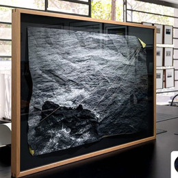 Impresión sobre papel arroz fotográfico intervenido con pintura dorada, hilo y dobleces. Sostenida con alfileres y enmarcada en cerezo
Foto: FocoLab