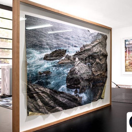 Impresión sobre papel arroz fotográfico intervenido con pintura dorada, hilo y dobleces. Sostenida con alfileres y enmarcada en cerezo
Foto: FocoLab