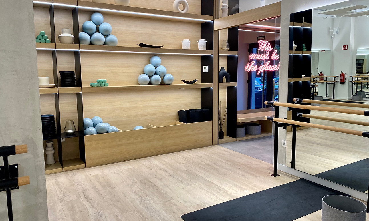 diseño de estudio de barre con espejos y acabados de madera
