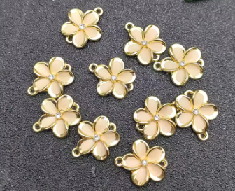 Sparkling jewelry pieces from the Aloha Mystery Tropical Scoop