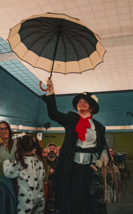 Alcune brevi considerazioni sul nostro modo di vedere l'educazione musicale.          Nei bambini e nelle bambine il cervello vive un periodo di straordinaria plasticità: ogni esperienza significativa contribuisce a costruire reti neuronali che influenzano il modo di apprendere, relazionarsi e sentirsi nel mondo. In questo contesto, la musica rappresenta uno strumento educativo potente e completo, capace di integrare corpo, emozioni, pensiero e relazione.  Ma perché la musica sia davvero trasformativa, è fondamentale come viene proposta.