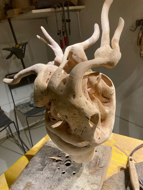 Medusa- Holzskulptur von Christina Friedli